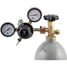Load image into Gallery viewer, KOMOS® Premium Dual Gauge CO2 Regulator | Industrial-Grade | 0–60 PSI Operating Range | 1/4&quot; Flare Fitting with Barbed Outlet &amp; Duotight Adapter Fitting
